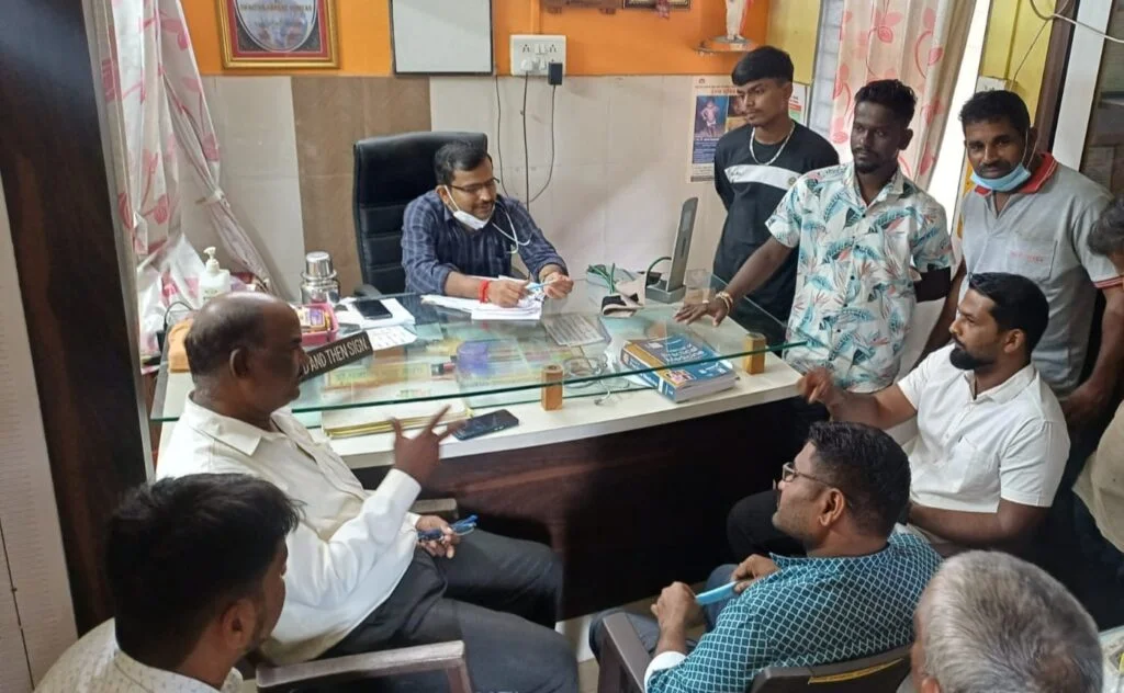 बांदा प्राथमिक आरोग्य केंद्रात रियाज खान आक्रमक ; स्वच्छता निरीक्षक बी टी जाधव यांना विचारला जाब.