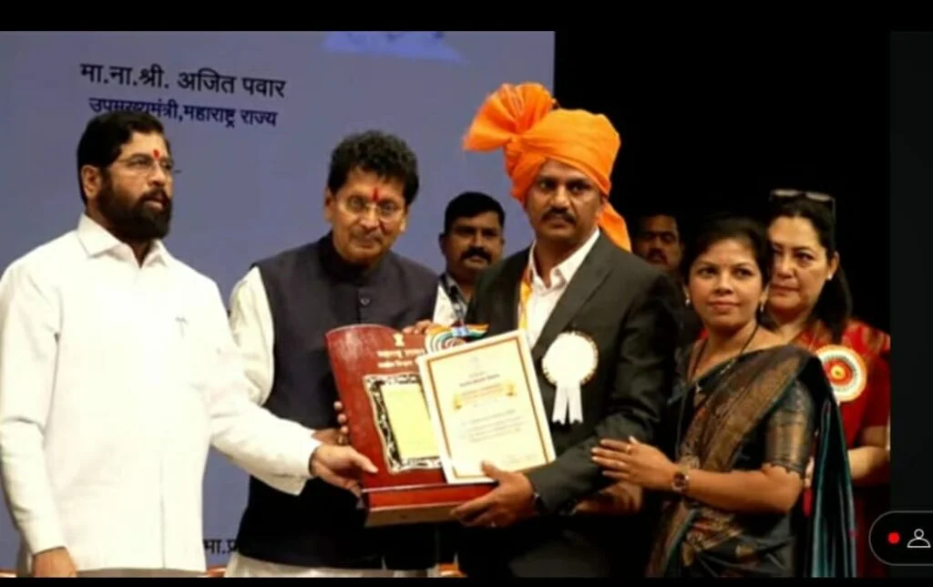 जे. डी. पाटील यांना महाराष्ट्र शासनाचा आदर्श शिक्षक पुरस्कार प्रदान.