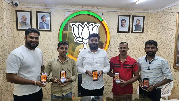 'सोशल मिडिया दोडामार्ग पत्रकार संघटना' यांच्या डिजिटल आरती संग्रहाचे विशाल परब यांच्या उपस्थितीत प्रकाशन.