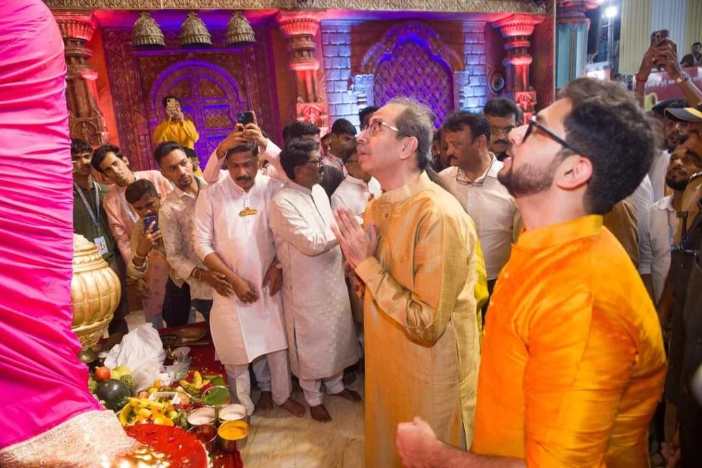 शिवसेना पक्ष प्रमुख श्री. उद्धव बाळासाहेब ठाकरे यांनी सपत्नीक घेतले चिंतामणीचे दर्शन..!
