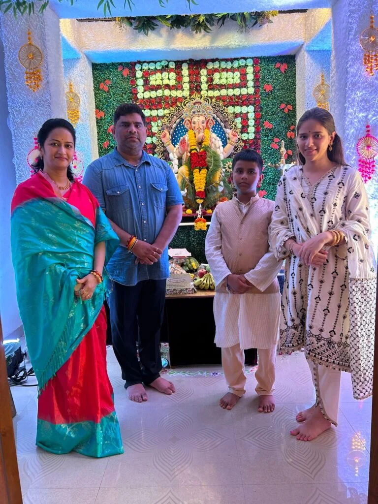 आमदार वैभव नाईक यांनी कुटुंबियांसोबत आरोंदा येथील निवासस्थानी विराजमान गणरायाचे दर्शन घेऊन केली विधिवत पूजा.