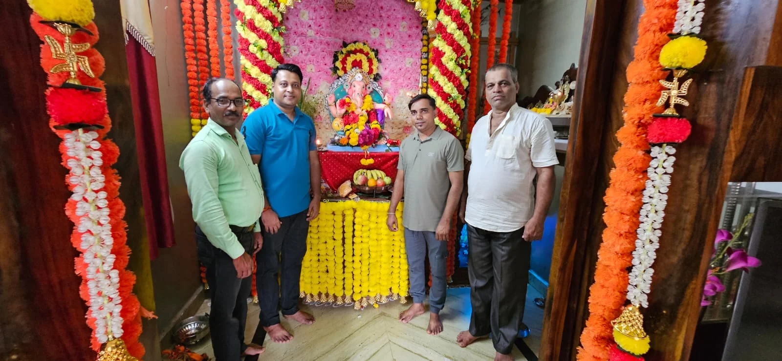 तिमिरातुनी तेजाकडे शैक्षणिक चळवळीचे प्रणेते सत्यवान रेडकर यांनी कवठणी सरपंच अजित कवठणकर यांच्या घरी घेतले बाप्पाचे दर्शन.