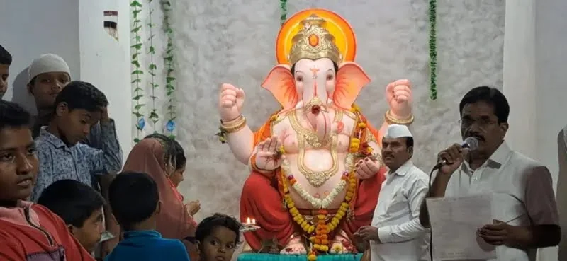 पावसात भिजू नये म्हणून बाप्पाला मशिदीत नेले, तीच परंपरा बनली', गोष्ट गणेशोत्सवातील बंधूभावाची