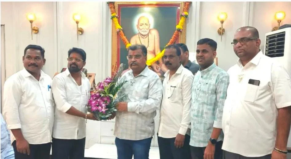 भाजपा मालवण तालुकाध्यक्ष श्री. धोंडी चिंदरकर यांनी पालकमंत्री श्री. रवींद्र चव्हाण यांना दिल्या वाढदिवसाच्या शुभेच्छा.