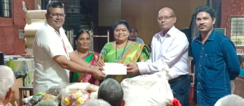 अभिनेत्री अक्षता कांबळी यांनी सिंधुरत्न फाऊंडेशनच्या वतीने वृद्धाश्रमात केले अन्नदान व आर्थिक मदत.