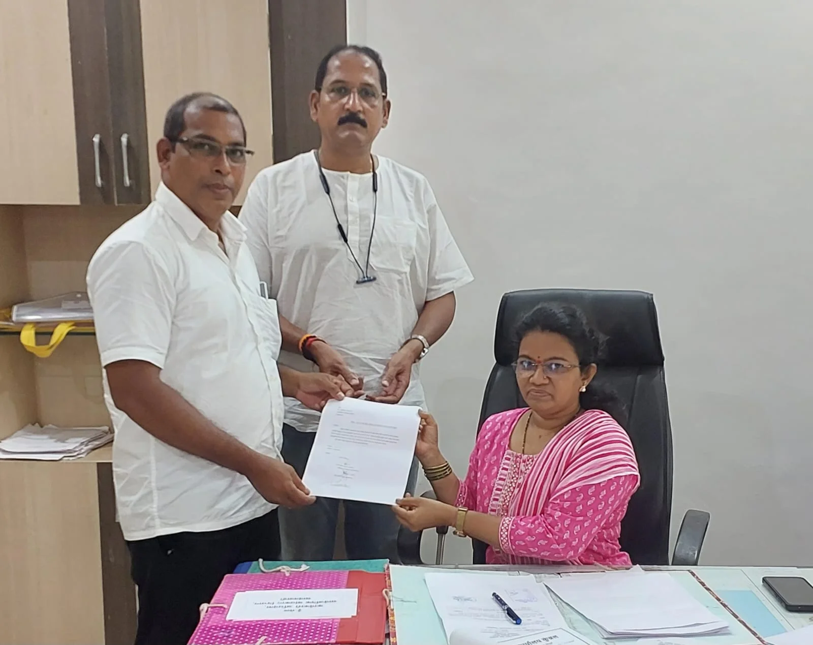 बांदा - वाफोली रस्ता सुरळीत करण्याबाबत भाजपाच्या वतीने रास्तारोकोचा इशारा व निवेदन.