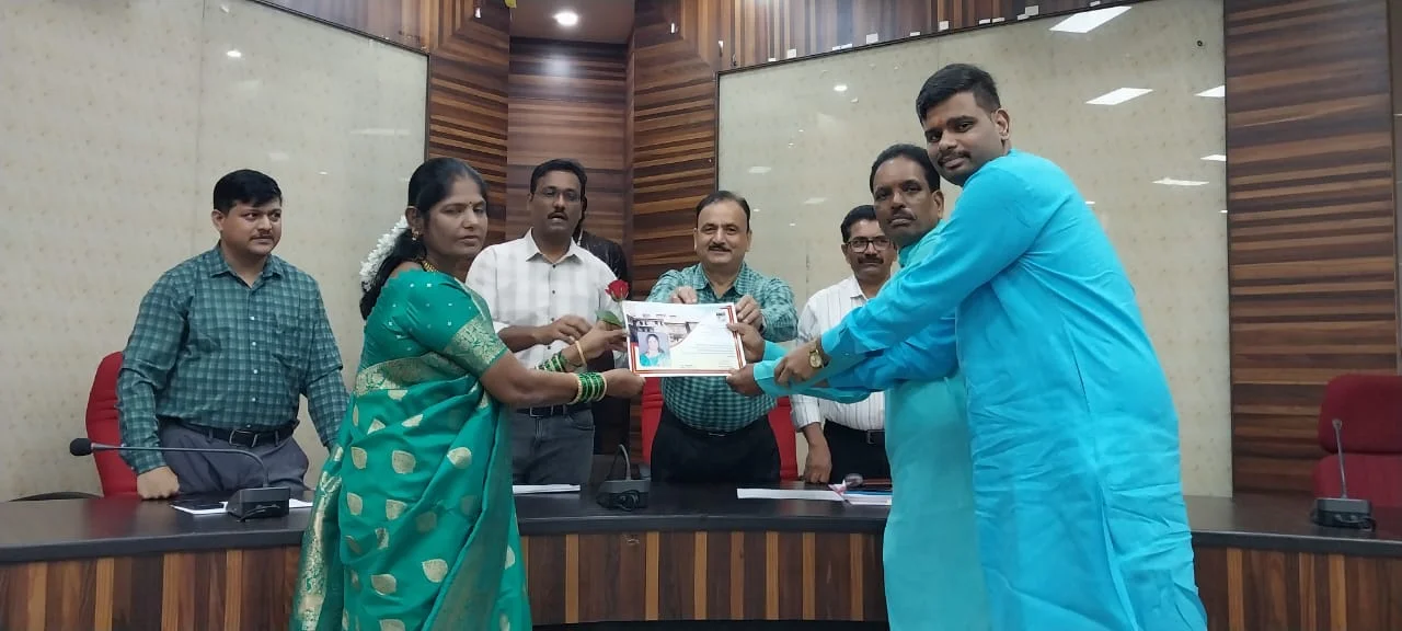 सेवानिवृत्त उच्चश्रेणी मुख्याध्यापिका सौ. विनया सातार्डेकर यांचा सत्कार.