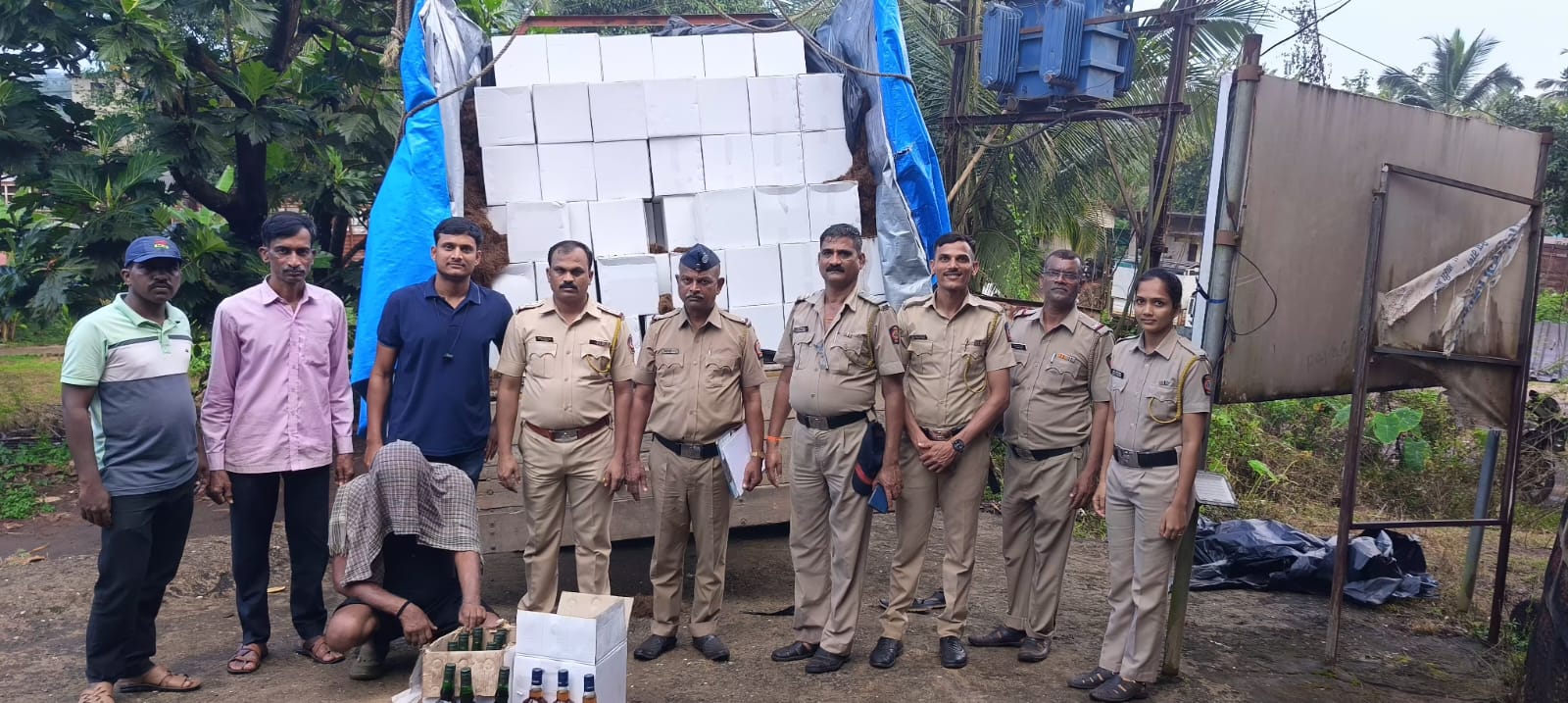 बांदा पोलीसांच्या कारवाईत बेकायदेशीर दारुसह १ कोटी ६ लाख ४० हजार रुपयांचा मुद्देमाल जप्त.