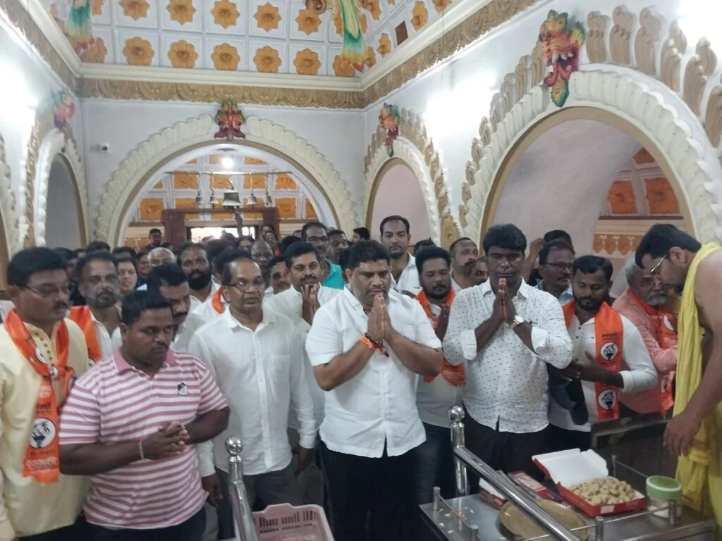 मालवणात आमदार वैभव नाईक यांनी ग्रामदैवत श्री देव रामेश्वर - नारायण चरणी श्रीफळ अर्पण करुन घेतले आशिर्वाद.
