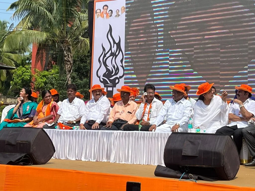 आमदार वैभव नाईक यांनी जोरदार शक्तीप्रदर्शनासह उमेदवारी अर्ज केला दाखल.