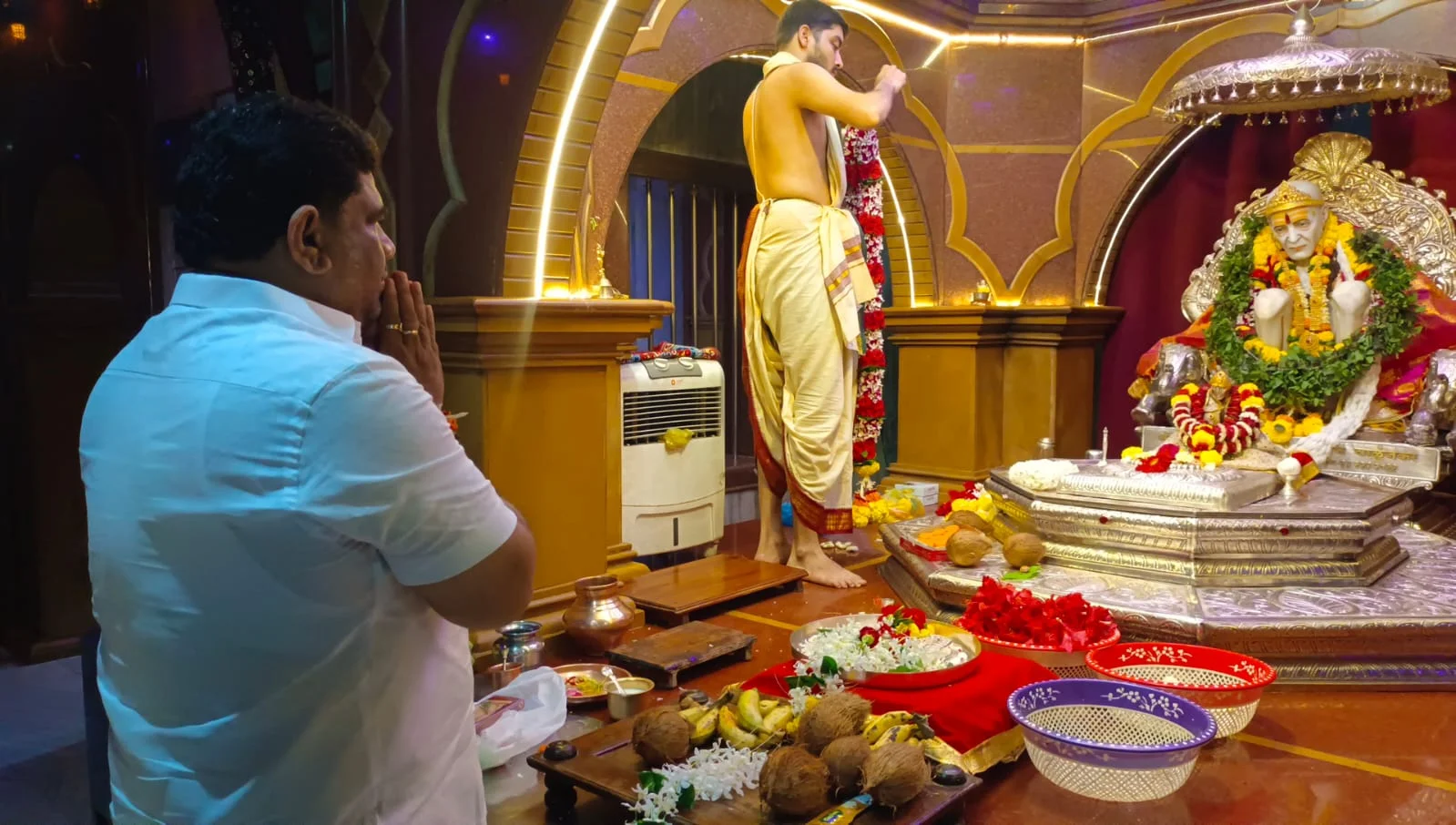 आमदार वैभव नाईक यांनी घेतले परमपूज्य भालचंद्र महाराजांचे दर्शन.