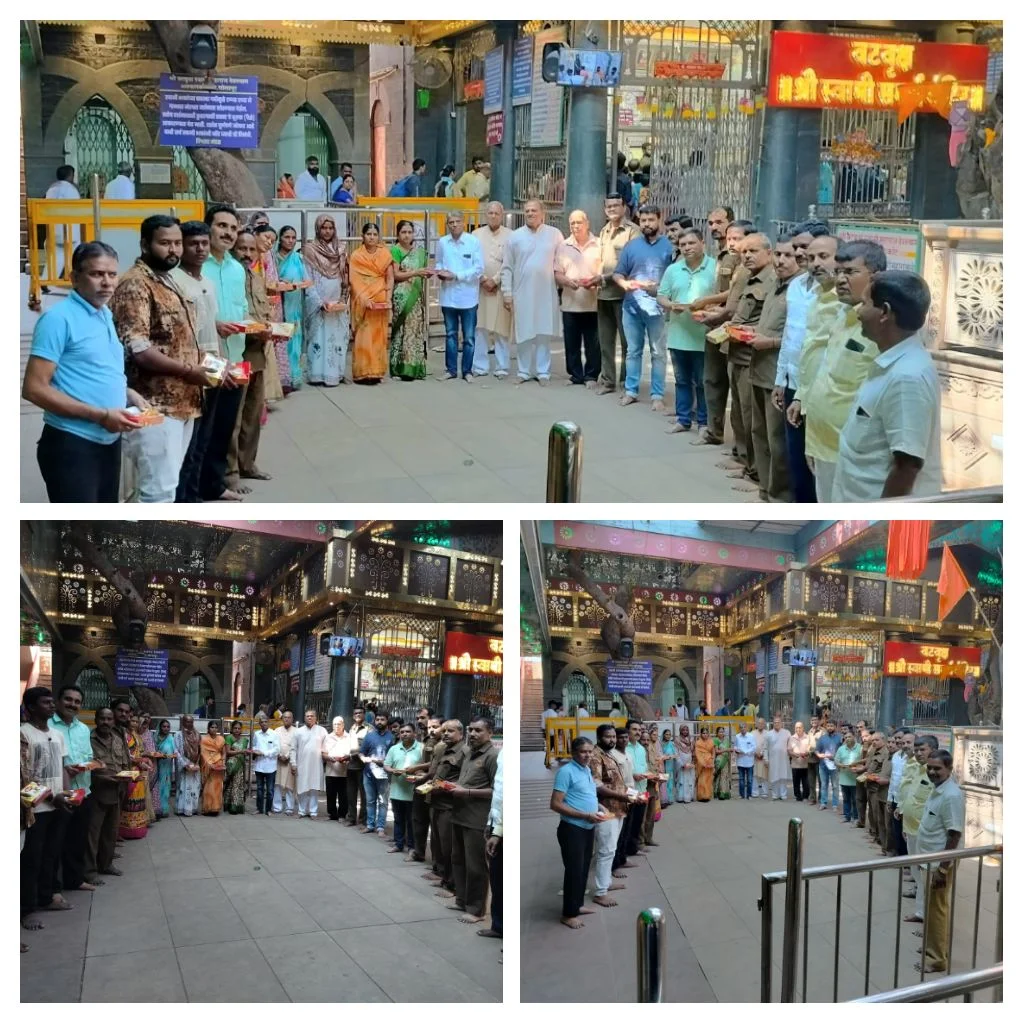 अक्कलकोट वटवृक्ष देवस्थान कर्मचाऱ्यांना दिवाळी प्रसाद वाटप.