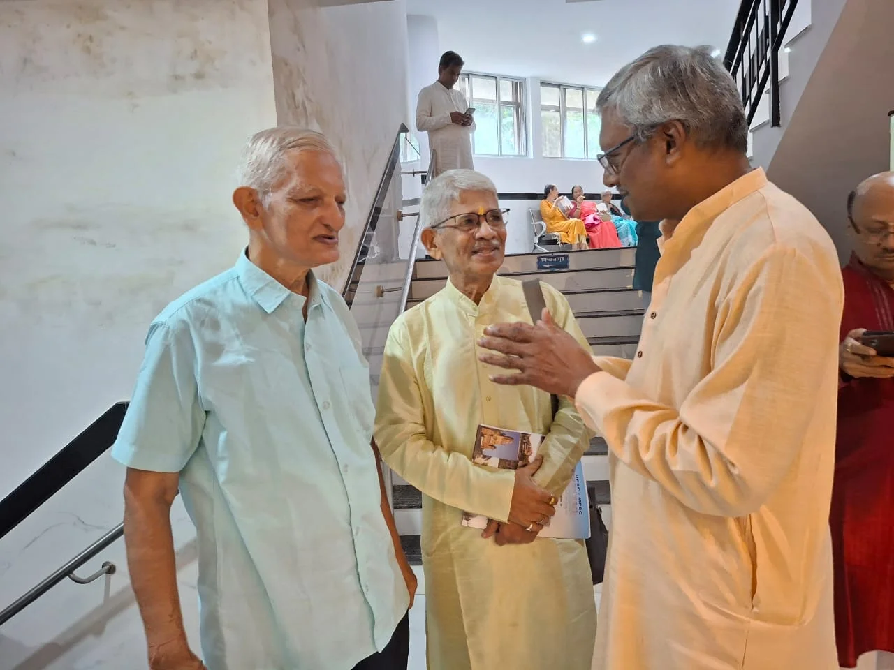 मालवणचे सेवाभावी डाॅ. सुभाष दिघे आणि जयंती देवी सांस्कृतिक कला क्रीडा मंडळ, पळसंब चे ज्येष्ठ सदस्य गिरीधर पुजारे यांची मुंबईत भेट.