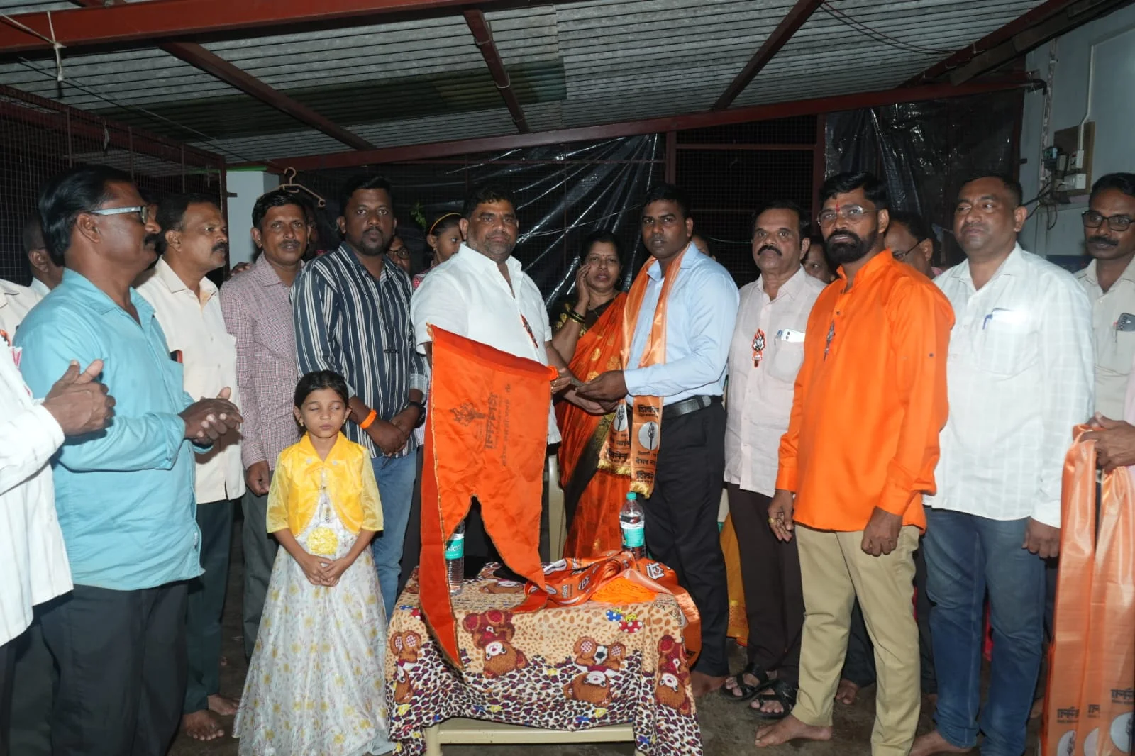 साळगाव मधील मनसेचे पिंगुळी विभागप्रमुख सुरज घाटकर यांनी आमदार वैभव नाईक यांच्या उपस्थितीत हाती घेतली मशाल.