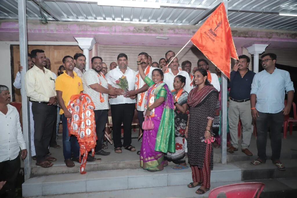 सुकळवाडमधील भाजपचे माजी उपसरपंच सुभाष म्हसकर यांनी हाती घेतली मशाल.