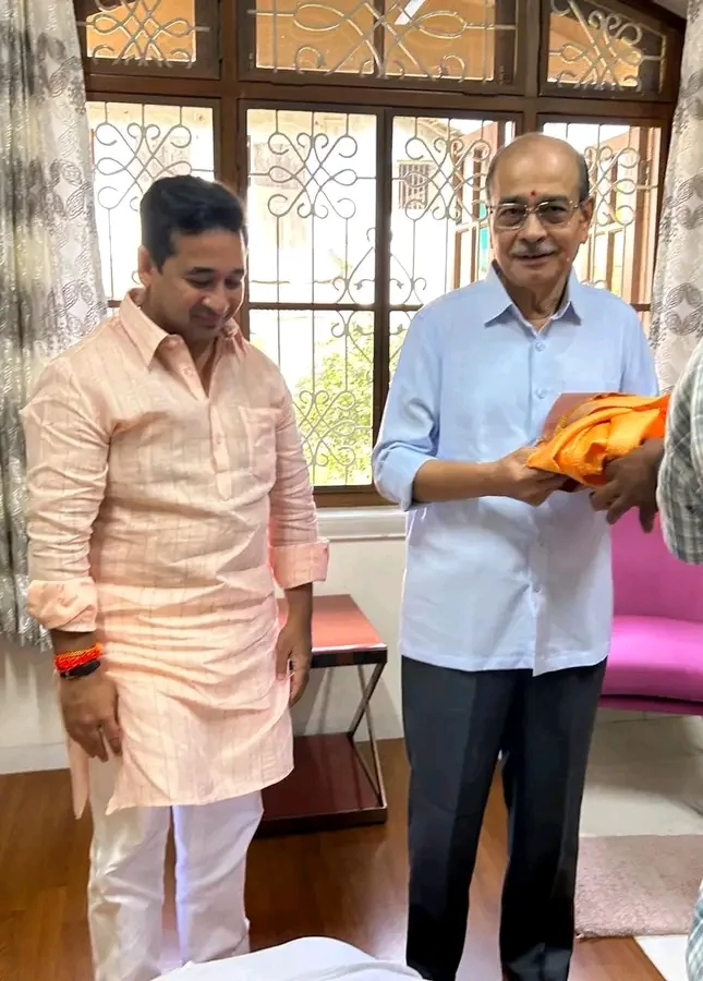 महाराष्ट्र भूषण, पद्मश्री श्री सद्गुरु डॉ. आप्पासाहेब धर्माधिकारी यांचे आमदार नितेश राणे यांनी घेतले शुभाशीर्वाद.