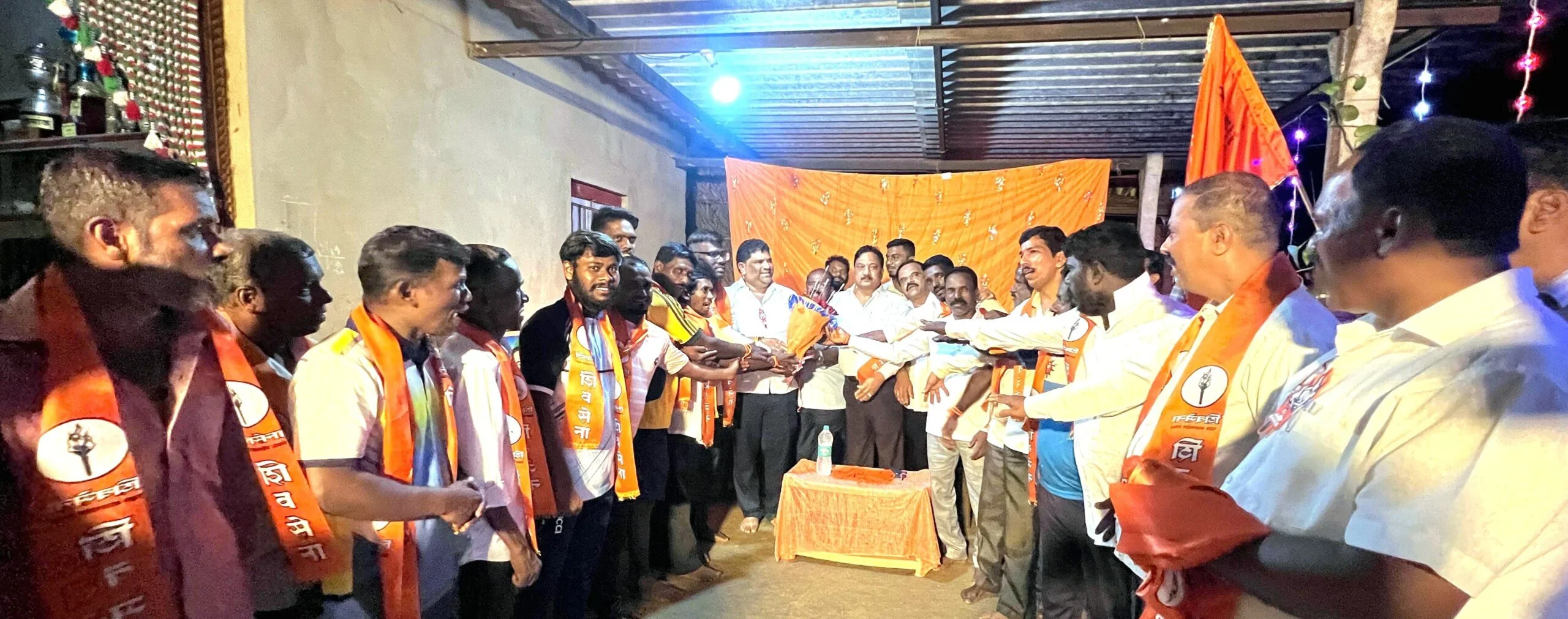आमदार वैभव नाईक व माजी आमदार परशुराम उपरकर यांच्या उपस्थितीत वारंगाची तुळसुली येथील शेकडो कट्टर राणे समर्थक भाजप कार्यकर्त्यांनी हाती घेतली मशाल.