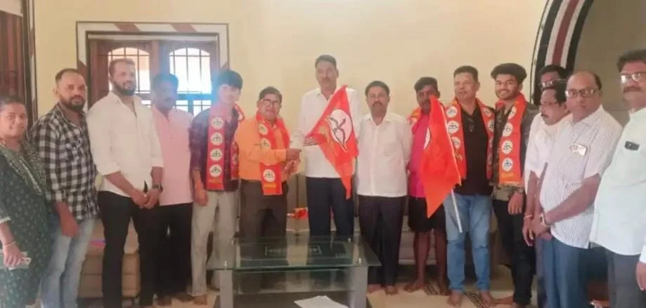 कुंभारमाठ ठाकरे गटाचे माजी सरपंच तथा विद्यमान ग्रामपंचायत सदस्य प्रमोद भोगावकर शिवसेनेत दाखल.