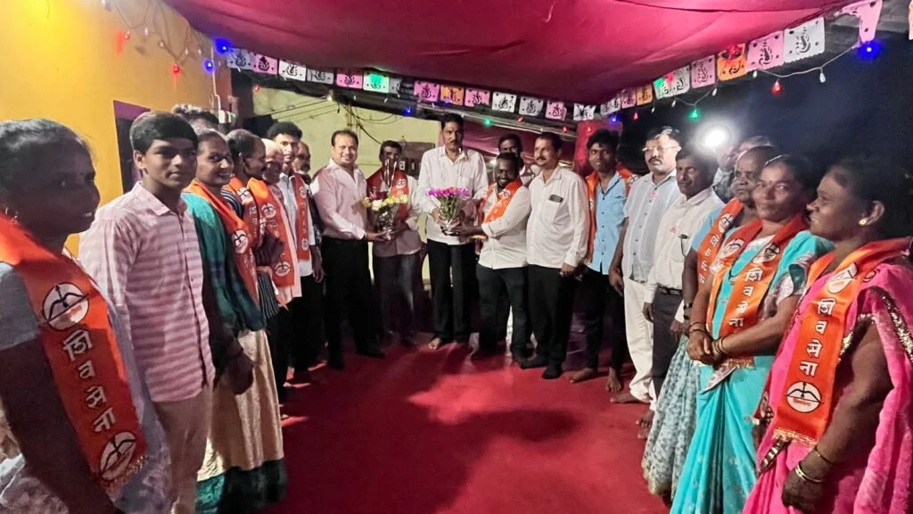 शिवसेना जिल्हाप्रमुख दत्ता सामंत यांच्या उपस्थितीत बांबुळी येथे अनेकांचा शिवसेनेत प्रवेश.