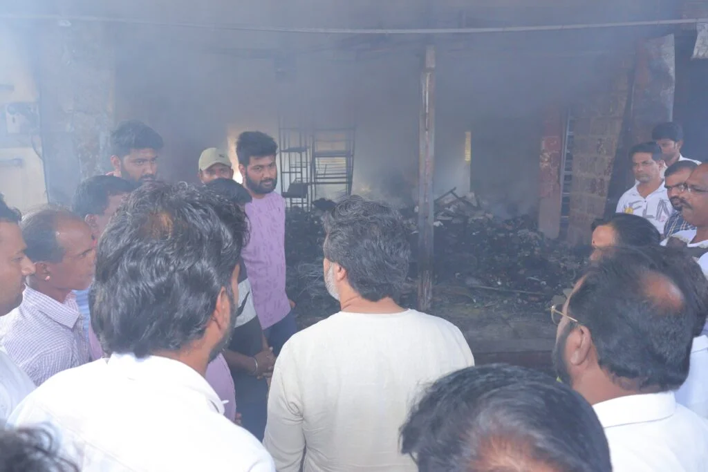 आचरा येथे लागलेल्या आगीत भक्ती हार्डवेअरचं मोठं नुकसान.