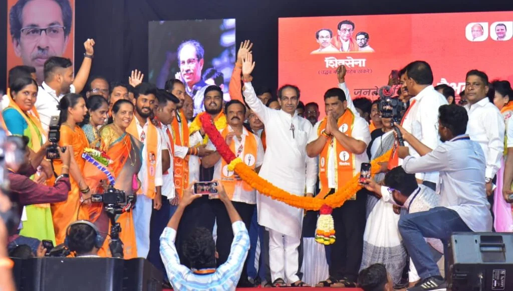 वैभव नाईक ज्याप्रमाणे शिवसेनेच्या पाठिशी उभे राहीले तसं आपणही भगव्याच्या पाठीमागे मशाल घेऊन उभे रहा.
