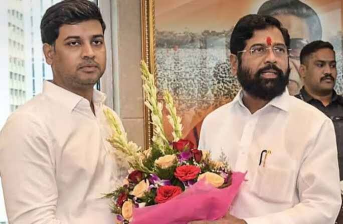 एकनाथ शिंदेंनी मुख्यमंत्रिपदावरचा दावा सोडल्यानंतर श्रीकांत शिंदेंची भावनिक पोस्ट.