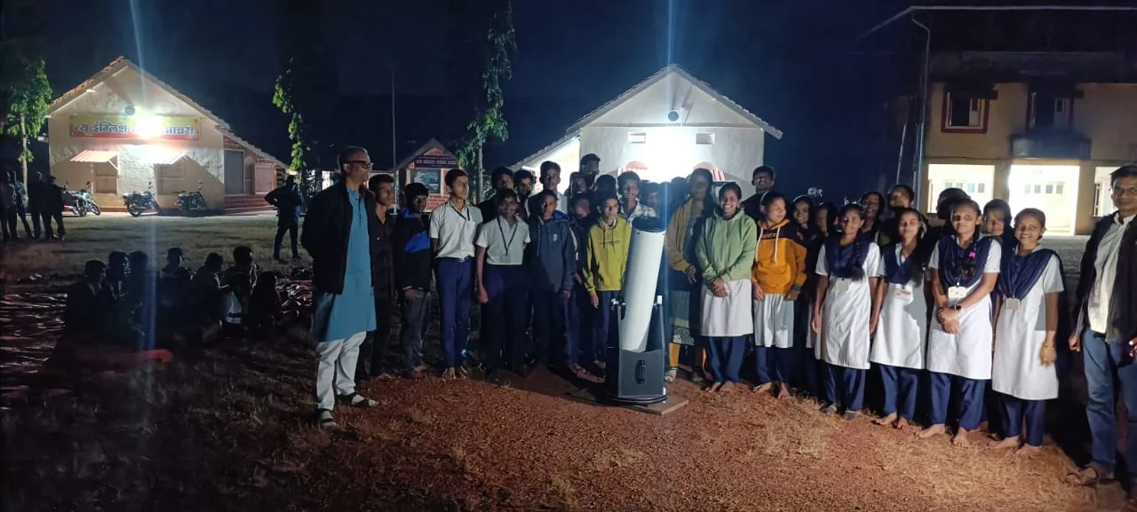 शालेय पटांगणातून अवकाश दर्शन.