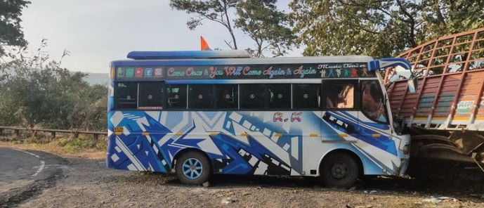 गोव्याकडे जाणाऱ्या मिनिबसला अपघात.