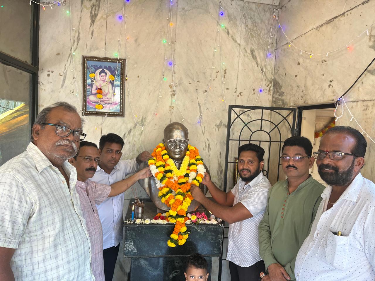 भारतरत्न डाॅ. बाबासाहेब आंबेडकर यांना मालवणात महापरीनिर्वाण दिनानिमित्त शिवसेना ( उ बा ठा) पक्षाच्या वतीने अभिवादन.