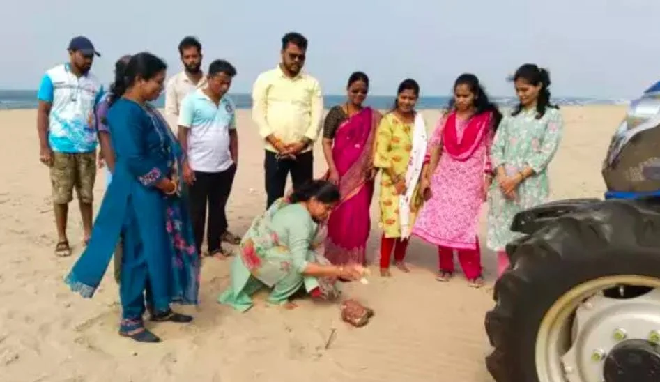 तोंडवळी येथे बीच क्लीनिंग मशीनद्वारे किनारा स्वच्छता.