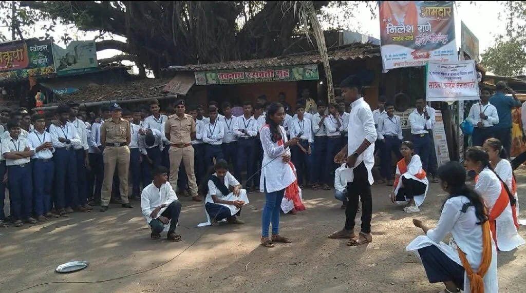 आचरा येथे सायबर गुन्ह्यांबाबत पथनाट्यातून जागृती.
