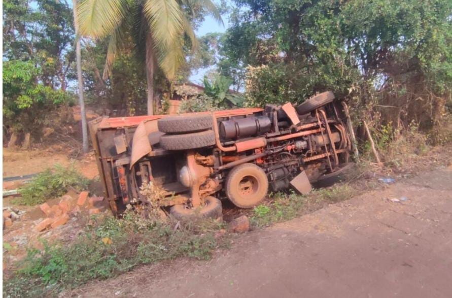 कोळंब येथे डंपर पलटला…!