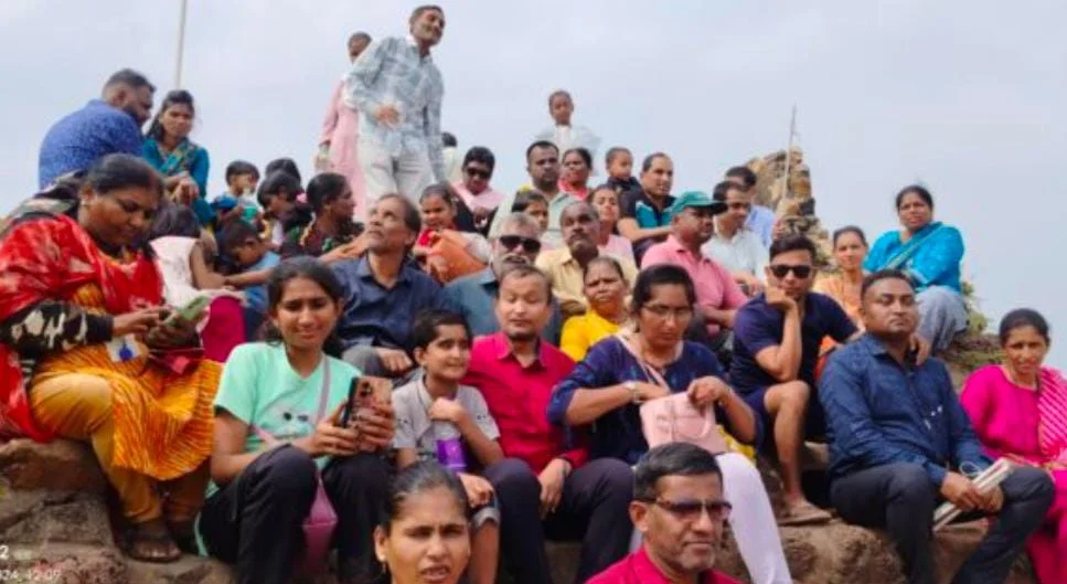 नाशिक येथील संस्थेच्या  अंध बांधवांची किल्ले सिंधुदुर्गला सहपरिवार भेट.