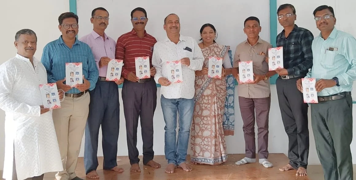 सम्यक संबोधी साहित्य संमेलन स्मरण ग्रंथाचे कवी अजय कांडर यांच्या हस्ते प्रकाशन.