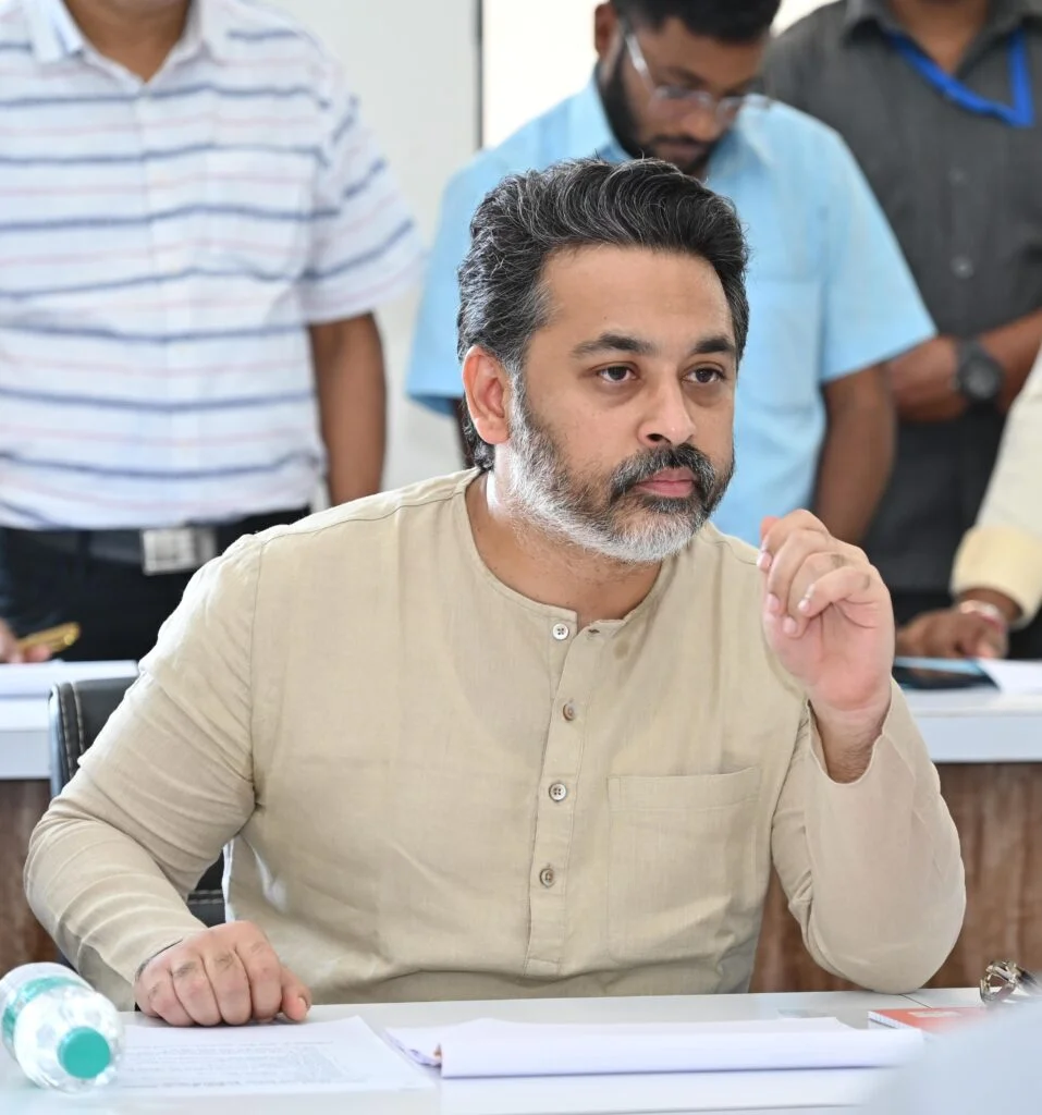 बोर्डिंग ग्राउंडवर वर्षभर धूळ खात पडलेला हायमास्ट टाॅवर पुन्हा उभारून कार्यान्वीत.
