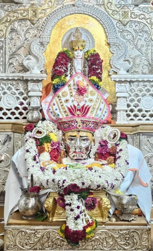 अक्कलकोट वटवृक्ष मंदिरात नूतन वर्षाचे स्वागत उत्साहात.