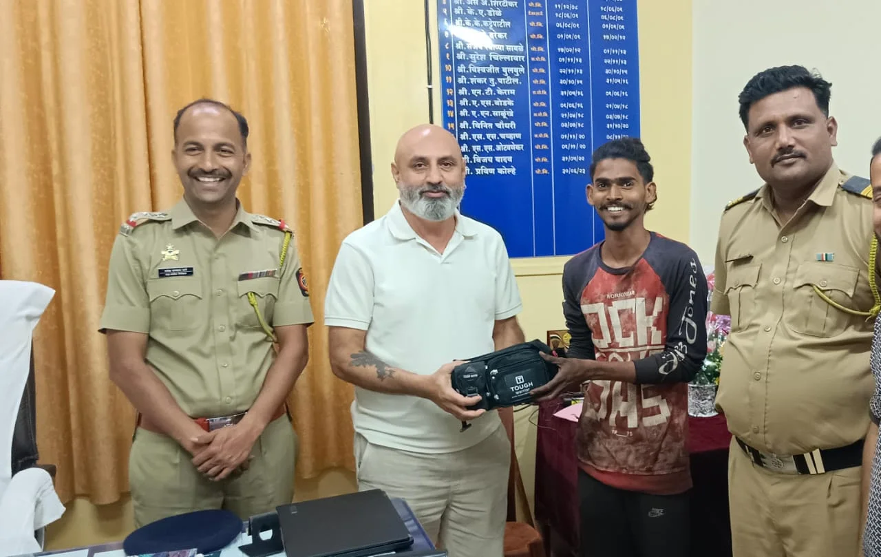 पैशांनी व मौल्यवान वस्तूंनी भरलेली बॅग मालकाच्या स्वाधीन.