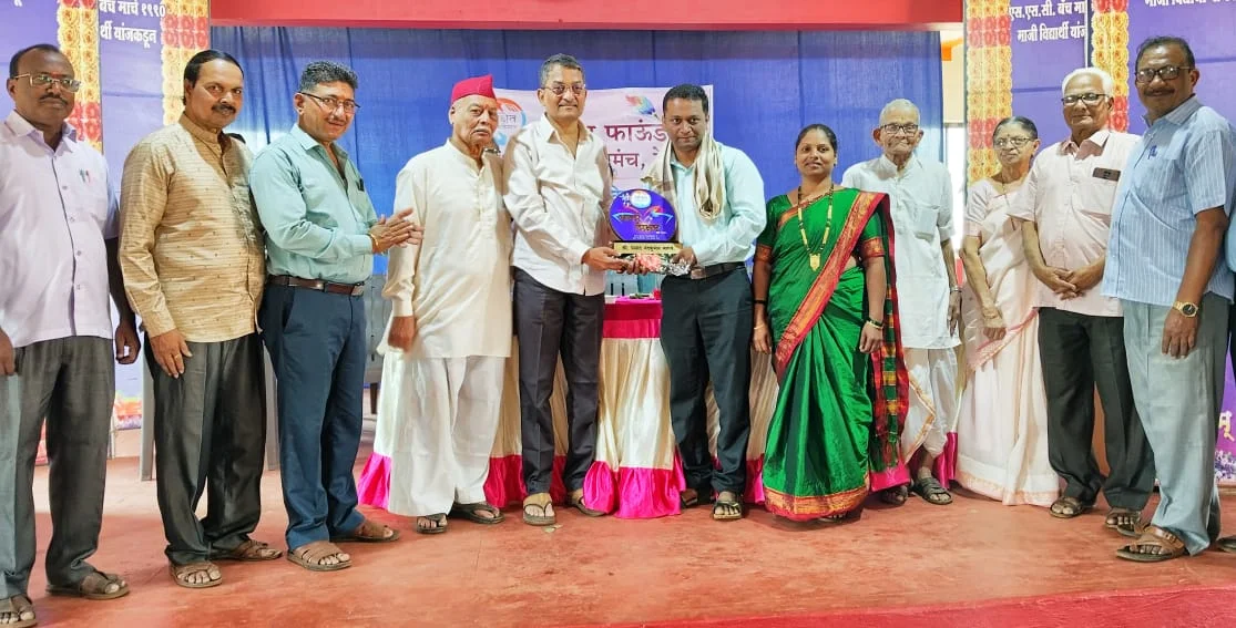 दीक्षित फाउंडेशनचा आदर्श शिक्षक पुरस्कार प्रसाद बागवे यांना प्रदान.