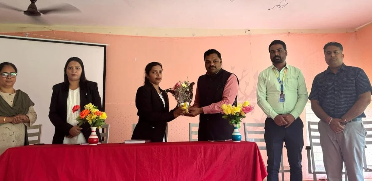 शिरवल विजयराव नाईक कॉलेज ऑफ फार्मसीमध्ये सायबर गुन्हे आणि पोस्को कायदा जनजागृती कार्यक्रम.