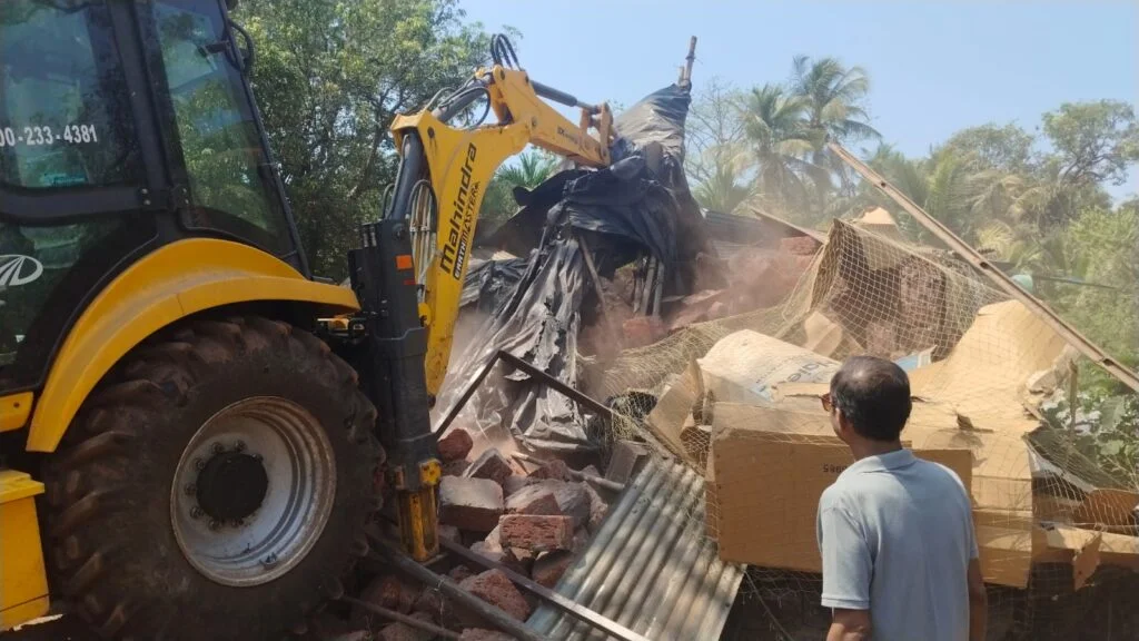 आ. निलेश राणेंचे पत्र ;     परप्रांतीय भंगार व्यवसायिकांचे अनधिकृत बांधकाम प्रशासनाकडून जमीनदोस्त.