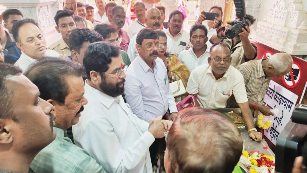 उपमुख्यमंत्री एकनाथ शिंदे यांनी घेतले श्री आई देवी भराडीचे दर्शन.
