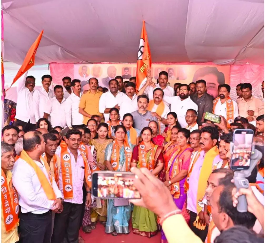 शिवसेना उद्धव बाळासाहेब ठाकरे पक्षाचे जिल्हाप्रमुख संजय पडते यांच्यासह अनेक कार्यकर्ते शिवसेनेत.