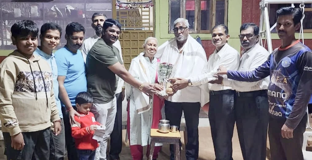 अशोक दाभोलकर मेस्त्री व सौ. मंजुषा दाभोलकर मेस्त्री यांचा सन्मान.
