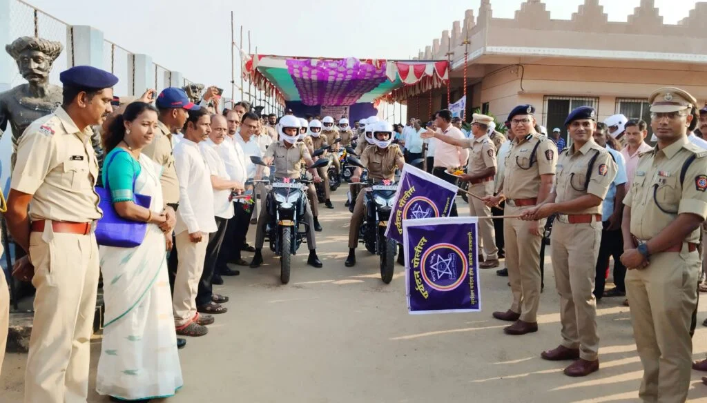 मालवण बंदर जेटी येथे सुरक्षित पर्यटन या 'पर्यटन पोलीस' उपक्रमा अंतर्गत दुचाकी वाहनांचा अनावरण सोहळा.