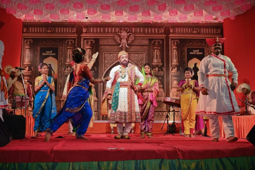 छत्रपती शिवाजी महाराजांच्या जीवनावर आधारीत पोवाडे आणि शिवगीतांचे सादरीकरण.