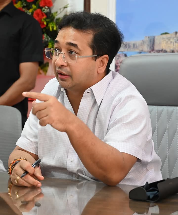 पालकमंत्री नितेश राणे यांनी जनतेची भेट घेत संवाद साधत समजून घेतल्या समस्या व प्रश्न.