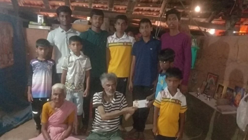 शिमग्याच्या खेळातून जमलेल्या निधीद्वारे गरजू कुटुंबाना आर्थिक मदत.