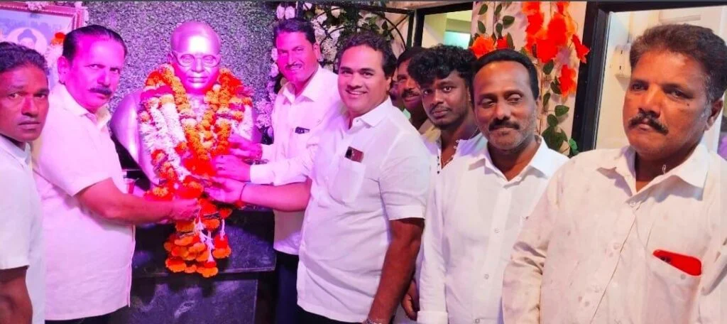 भारतरत्न डाॅ. बाबासाहेब आंबेडकर यांच्या जयंती निमित्त शिवसेना जिल्हाप्रमुख दत्ता सामंत यांचे अभिवादन.