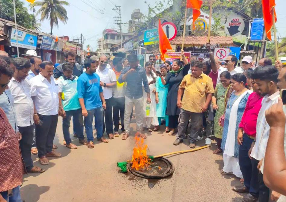 मालवणात पाकिस्तानचा राष्ट्रध्वज जाळून निषेध.