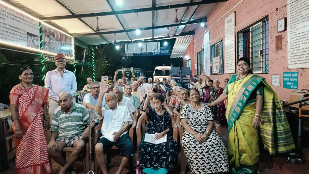 सौ. अक्षता कांबळी यांची वाढदिवशी आश्रमातील ज्येष्ठांना आर्थिक मदत.